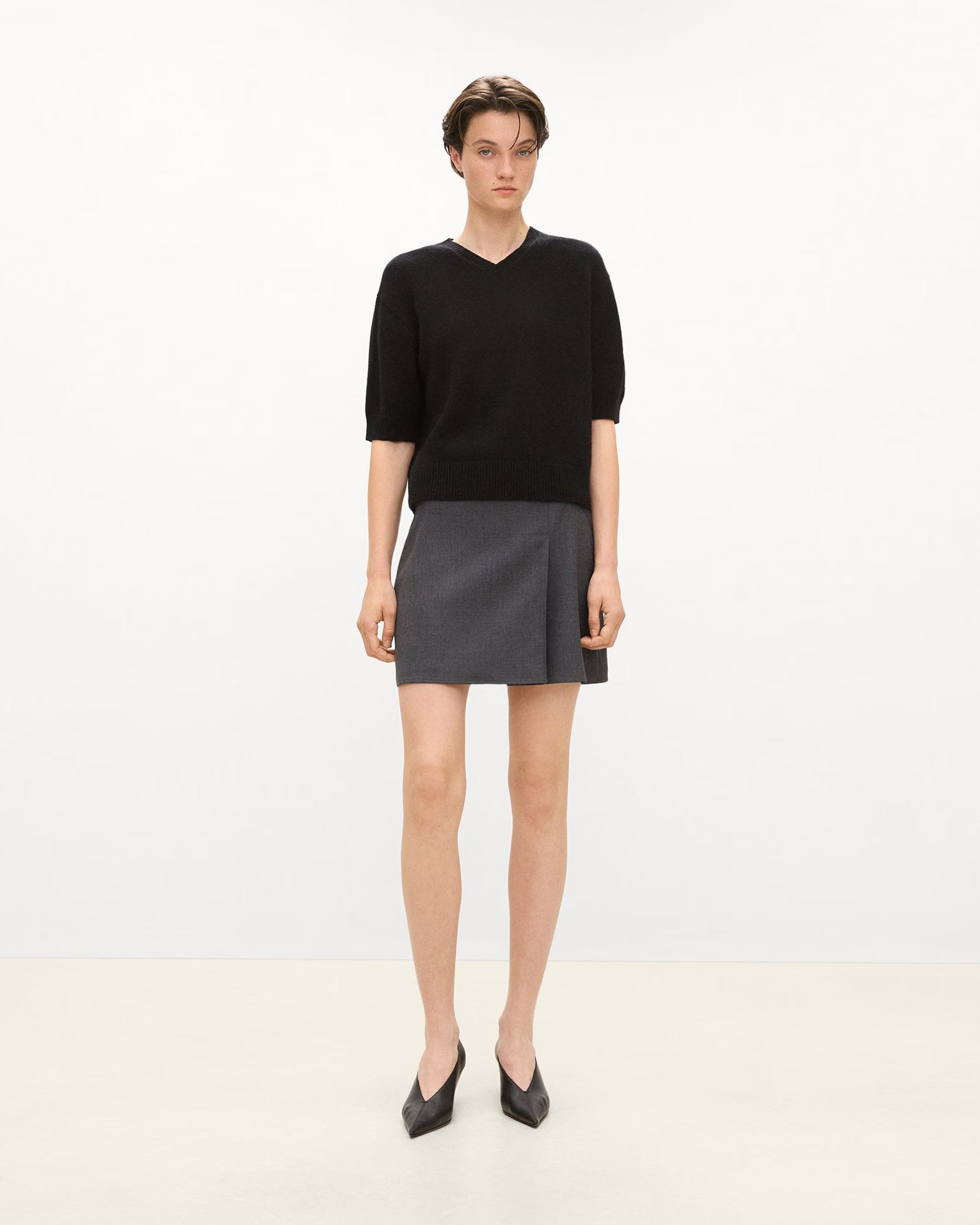 Theory Cropped V-Neck Tee in Cashmere - Black – Quattro Tizi