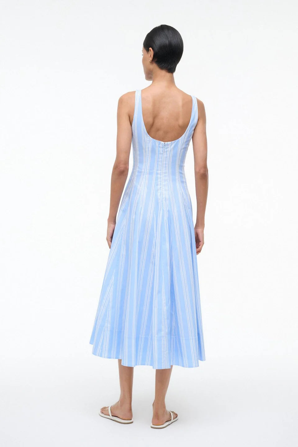 staud wells dress The @staud.clothing Wells dress is a true icon. The silhouette is feminine, fashionable and functional! Love the color scheme in this one, she can take you into fall (should we ever get