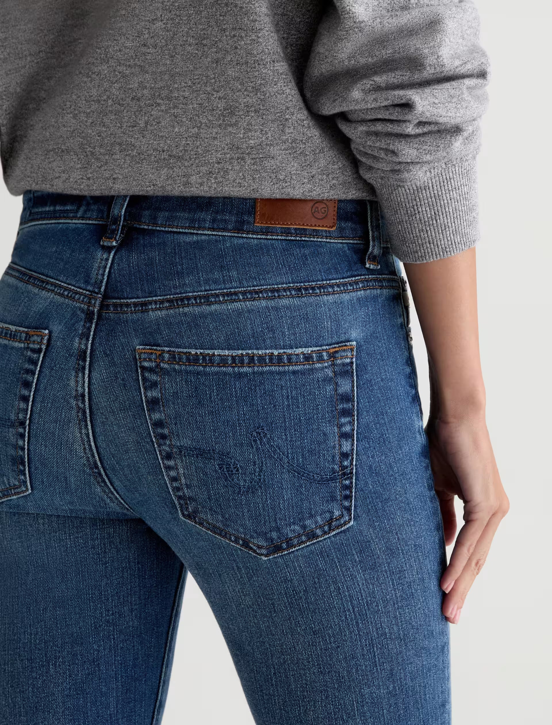 AG Mari Jean Mid-Rise Slim Straight - 15 Years Prague