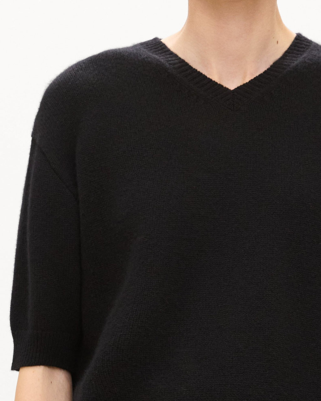 Theory Cropped V-Neck Tee in Cashmere - Black