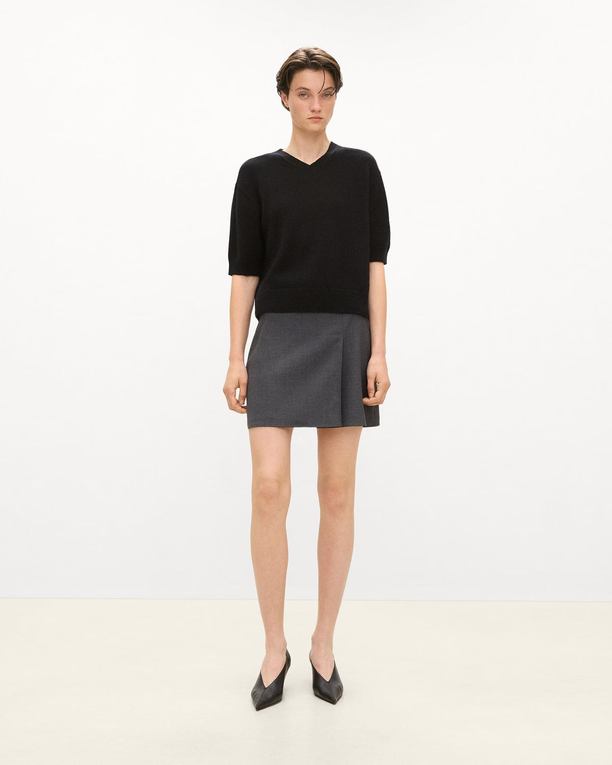 Theory Cropped V-Neck Tee in Cashmere - Black