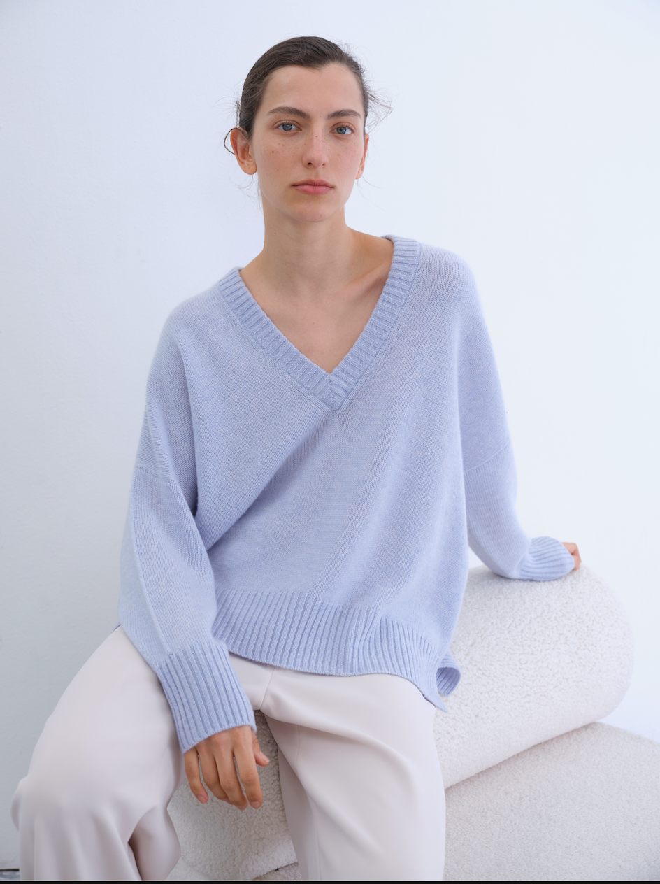 W.Cashmere Charlotte V-Neck Pullover - Cornflower Blue