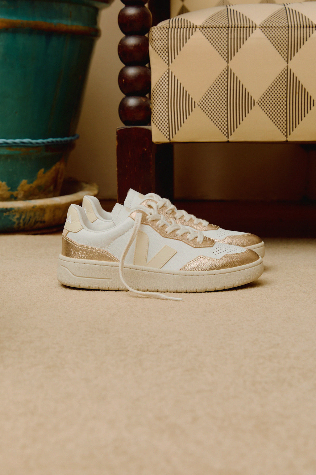 Veja V-90 Leather White Calcaire Platine