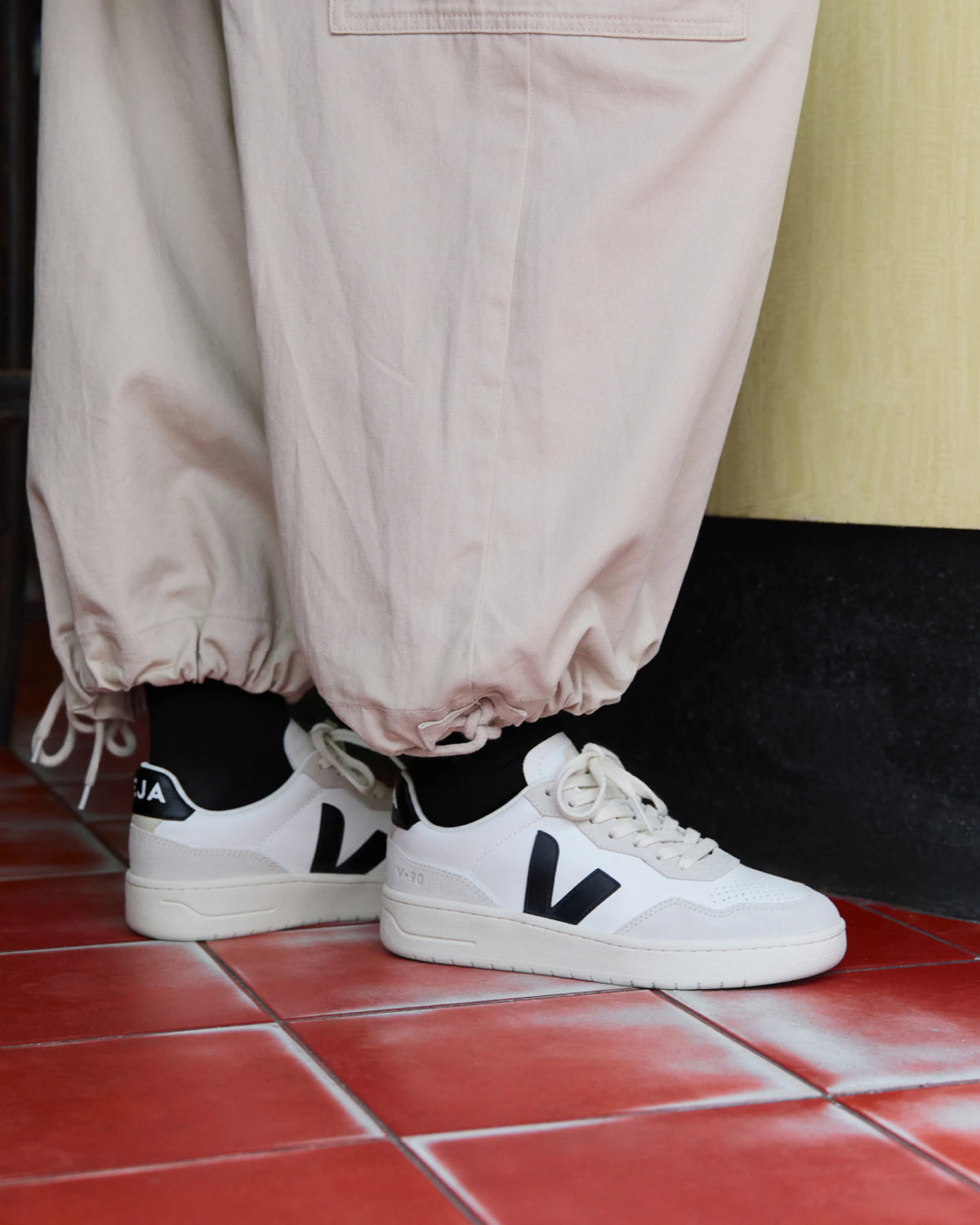 Veja Men's V-90 Leather White Black